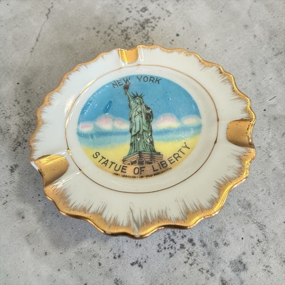 Statue of Liberty Decorative Porcelain Ashtray - White, Gold and Blue - Picture 2 of 6